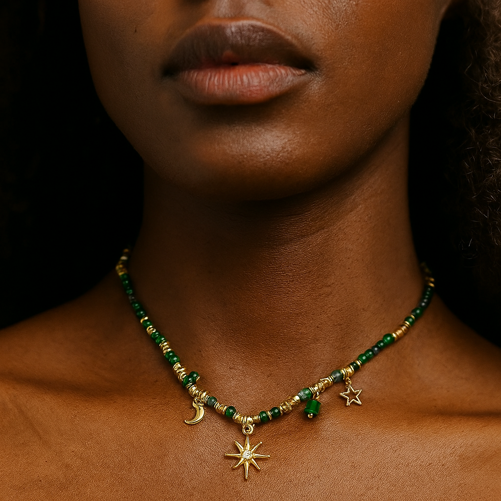 Halskette mit Acrylperlen und Mond- und Sternmotiv